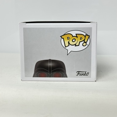 Caixa Funko Pop! com figura preta e olhos vermelhos e texto POP!
