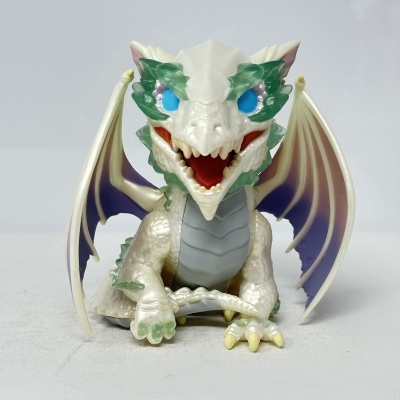 Figura de dragão branco com olhos azuis e asas roxas