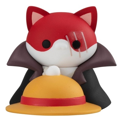 Figura kawaii de raposa com capuz preto segurando chapéu amarelo.