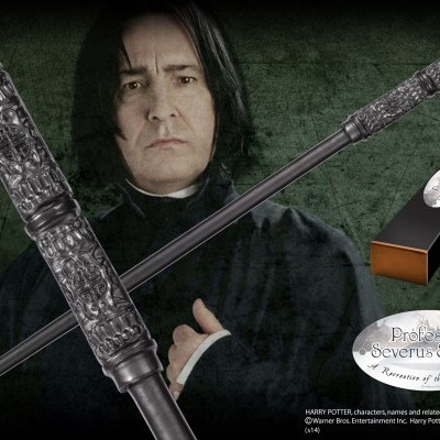Vareta mágica prateada com caixa preta e placa Professor Severus Snape