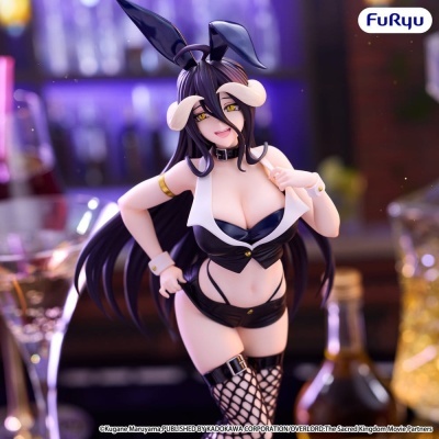 Figura colecionável feminina anime com chifres e orelhas de coelho em roupa preta e branca com meia arrastão