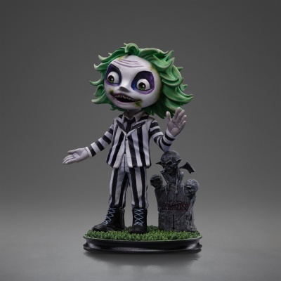 Figura decorativa de personagem com cabelo verde e fato riscado a preto e branco com base e lápide