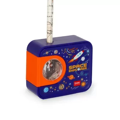 Apontador manual azul e laranja com desenho espacial e lápis inserido em cima