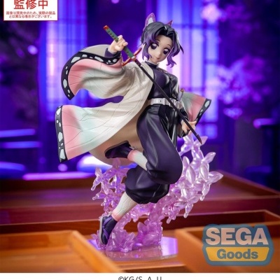 Figura colecionável de personagem anime com capa branca e espada katana