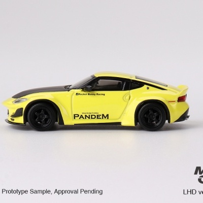 Miniatura de carro desportivo amarelo com detalhes pretos e texto PANDEM