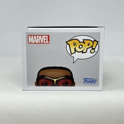Embalagem Funko Pop Marvel com figura de pele castanha e óculos vermelhos