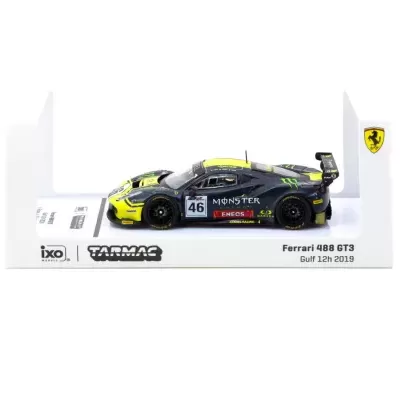 Miniatura do carro de corrida Ferrari 488 GT3 preto e amarelo na caixa
