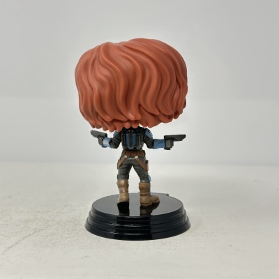 Figura colecionável Funko Pop com cabelo castanho e pistolas, vista de costas