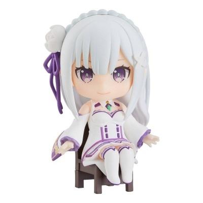 Figura de personagem com cabelo branco, roupa lilás e cadeira castanha