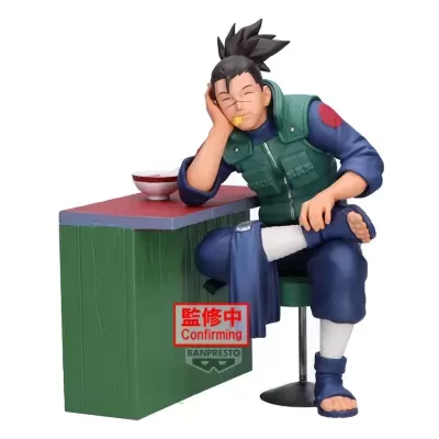 Figura colecionável personagem sentado numa mesa com tigela