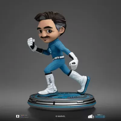 Figura colecionável do Mr. Fantastic com fato azul e base redonda preta