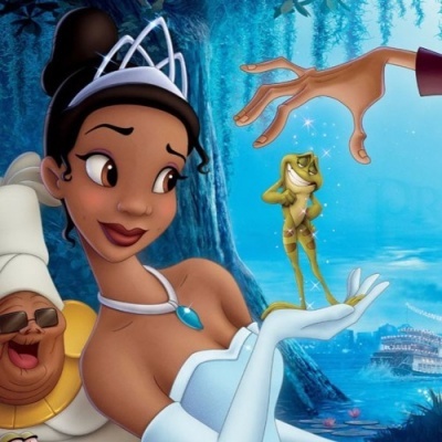 Cena animada com princesa de vestido branco segurando sapo vestido e outras personagens ao fundo