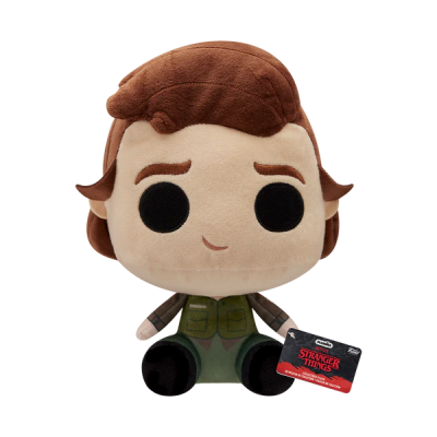 Peluche do personagem Hopper da série Stranger Things sentado com etiqueta pendurada.