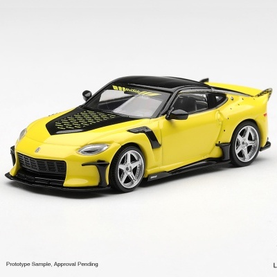 Miniatura de carro desportivo amarelo e preto sobre fundo branco