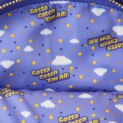Tecido lilás com padrão de estrelas, nuvens e texto 'Gotta Catch 'Em All!'