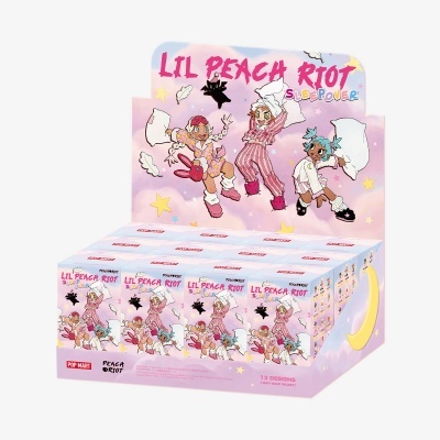 Expositor Lil Peach Riot Sleepover com personagens em pijamas e estrelas no fundo rosa.