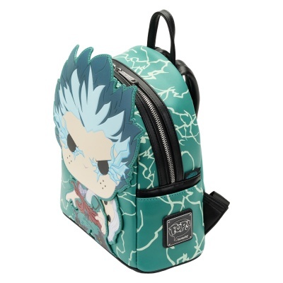 Mochila pequena verde água com padrão branco e estampa de personagem animado com cabelo azul
