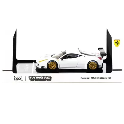 Miniatura Ferrari 458 Italia GT3 branca com jantes douradas em base de exposição.
