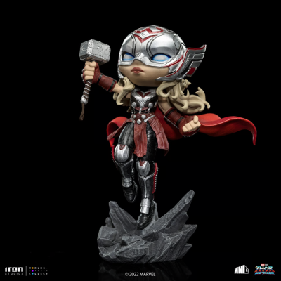 Figura colecionável da personagem Thor com martelo e capa vermelha