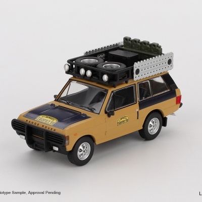 Miniatura de veículo Range Rover amarelo e preto com texto CAMEL TROPHY'81 no capô e nas portas