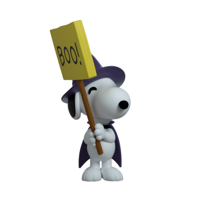 Figura de Snoopy com chapéu e capa roxa segurando placa amarela com texto BOO!