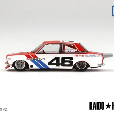 Miniatura de carro de corrida Datsun 510 branca, vermelha e azul com número 46 e logotipos BRE DATSUN