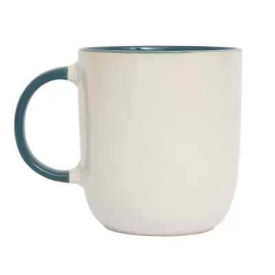 Caneca cerâmica branca com interior e pega azul escuro