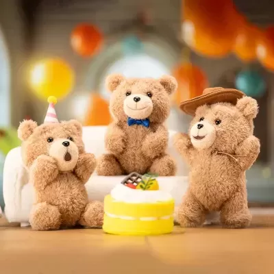 Três peluches de ursinho com acessórios festivos em festa com balões e bolo.