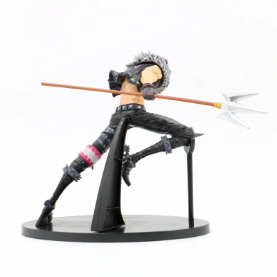 Estatueta de personagem com lança em pose dinâmica em base preta circular.