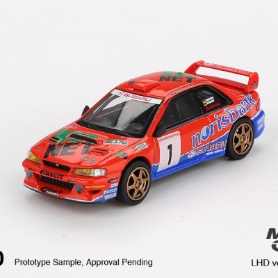 Miniatura de carro de corrida Subaru vermelho com detalhes verdes e azuis