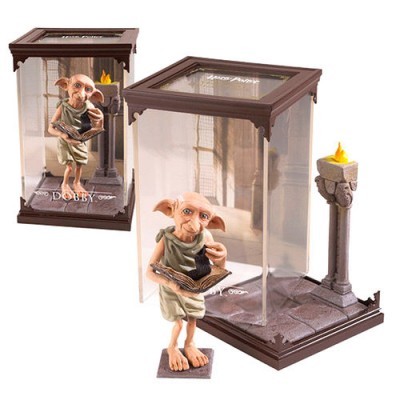 Figura colecionável do personagem Dobby com caixa transparente e base decorativa com tocheiro