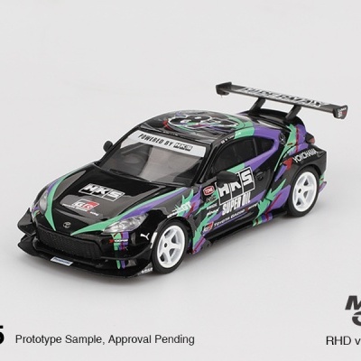 Miniatura de carro de corrida preto com detalhes coloridos e rodas brancas sobre fundo branco