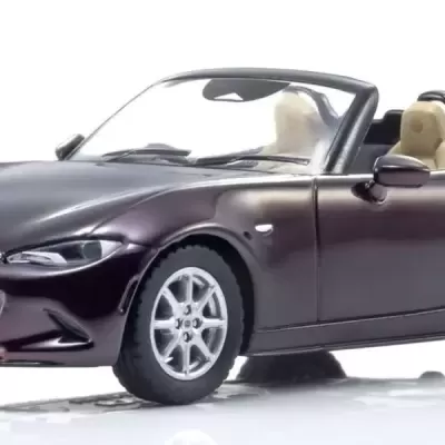 Modelo de carro descapotável Mazda Roadster roxo com interior bege