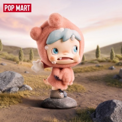 Figurinha Pop Mart de criança com fato rosa peludo e cabelo azul claro em caminho de terra