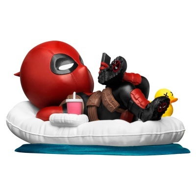 Figura de Deadpool relaxado em almofada branca com pato amarelo
