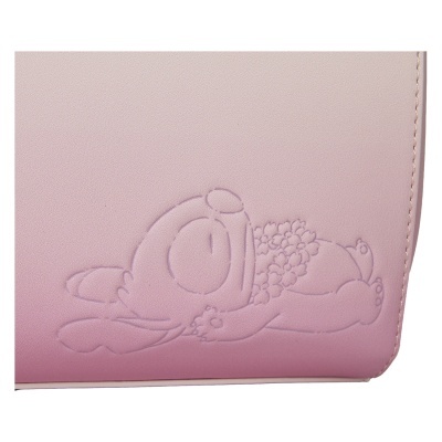 Detalhe em relevo de personagem cartoon rosa em gradiente com costura no canto