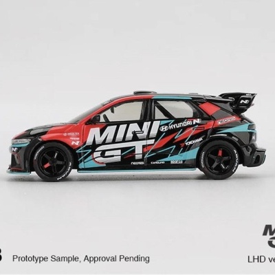 Miniatura de carro de corrida preto, vermelho e azul com texto MINI GT