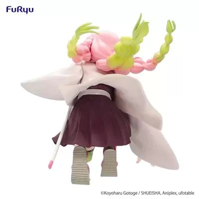 Figura colecionável anime com cabelo rosa e verde, vestido roxo e capa branca vista de trás