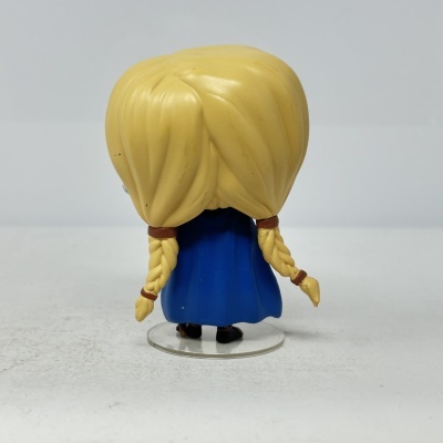 Figura Funko Pop de costas com cabelo loiro em tranças e vestido azul