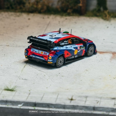 Miniatura de carro de rali Hyundai nas cores azul, vermelho e branco com número 42