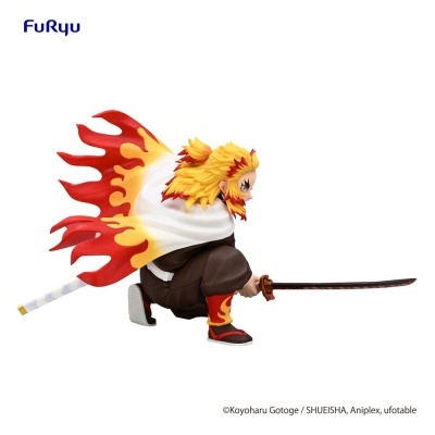 Figura de ação personagem com capa de fogo segurando katana