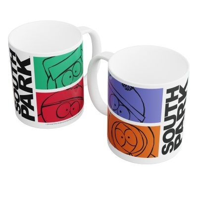 Duas canecas de cerâmica branca com ilustrações coloridas dos personagens de South Park e texto 