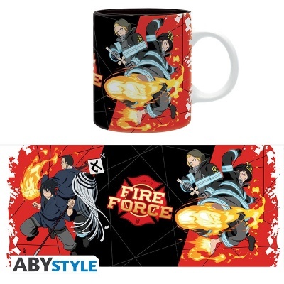 Caneca decorada com personagens do anime Fire Force e fogo, texto FIRE FORCE