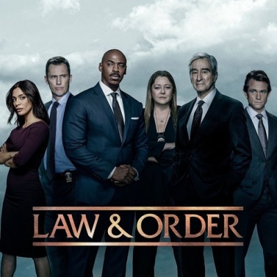 Elenco de LAW & ORDER com cinco pessoas em fatos formais sobre fundo nebuloso