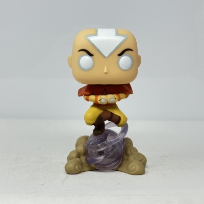 Figura colecionável Funko Pop do personagem Aang com camisa amarela e capa castanha