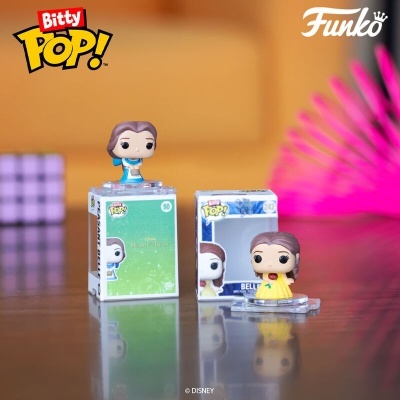 Mini figuras Bitty Pop! Funko Disney em caixas sobre superfície refletora