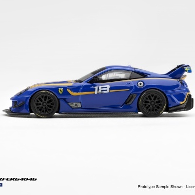 Miniatura de carro de corrida azul com detalhes amarelos e número 18