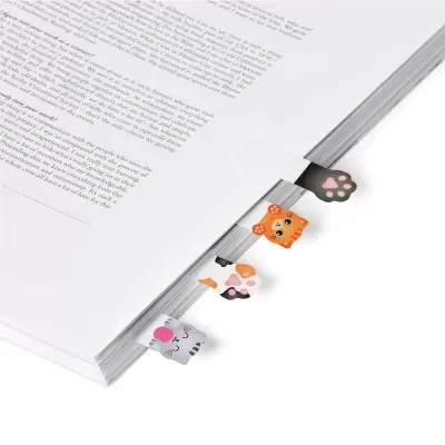 Marcadores de página coloridos com forma de gato e patas de gato num livro aberto