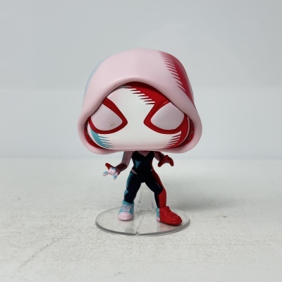 Funko Pop da personagem Spider-Gwen com máscara branca e vermelha, capuz rosa, fato preto e sapatos coloridos.