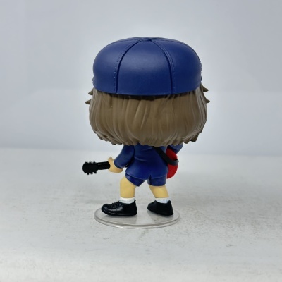 Boneco estilizado de costas com boné azul e guitarra preta
